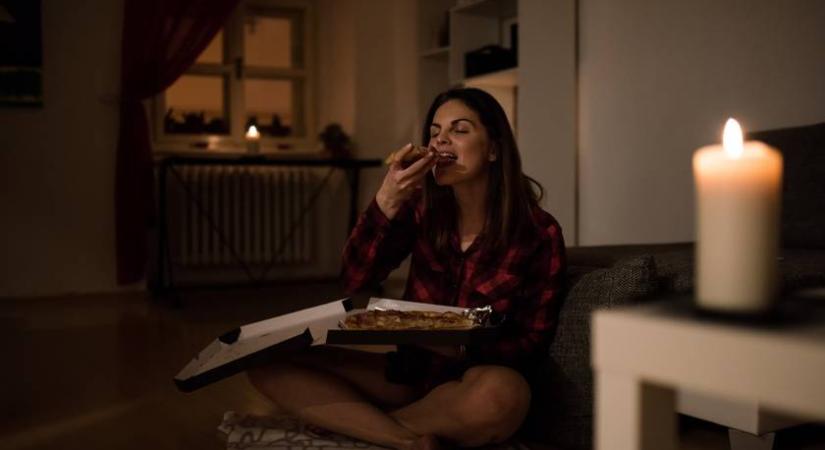 Betegségre utalhat, ha folyton rájársz a hűtőre: az éjszakai falásroham 7 probléma tünete lehet