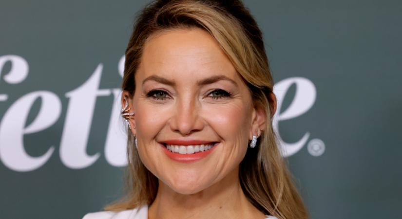 Olyan elbűvölő ruhát vett fel Kate Hudson, hogy csak keressük az állunkat