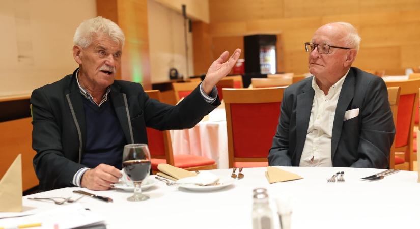 Ünnepeltek az ikonok – Újabb kiválóság került a pécsi foci halhatatlanjai közé – VIDEÓ