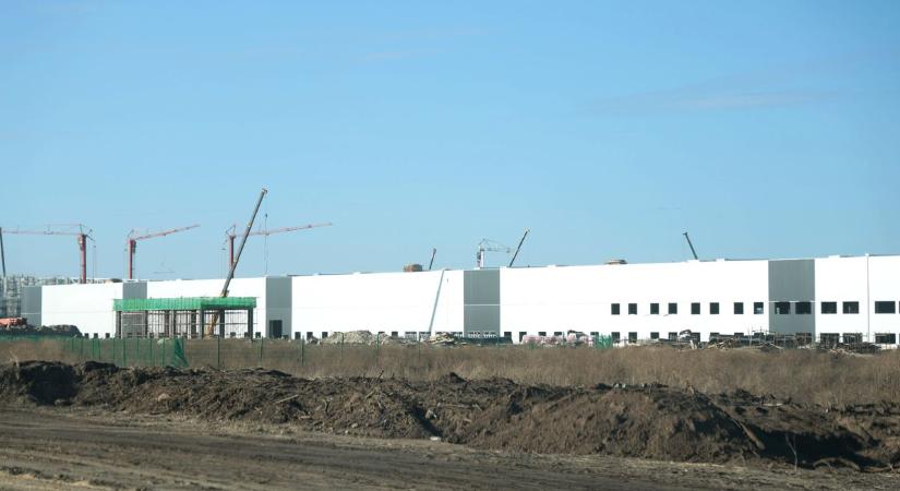 Így áll most a BYD építkezés, ahol másfél hónap múlva elindul a próbaüzem – galériával, videóval