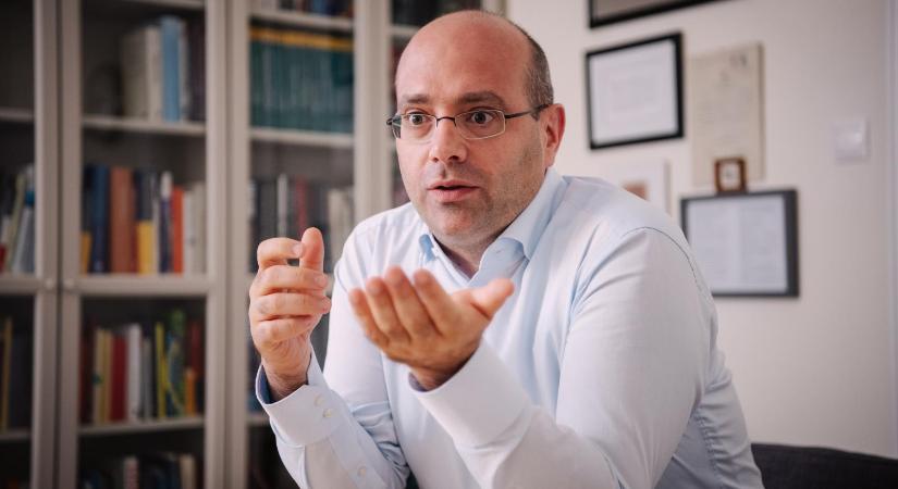 Mráz Ágoston Sámuelt mintha klónozták volna, egyszerre két élő műsorban beszélt az Orbán–Trump-találkozóról