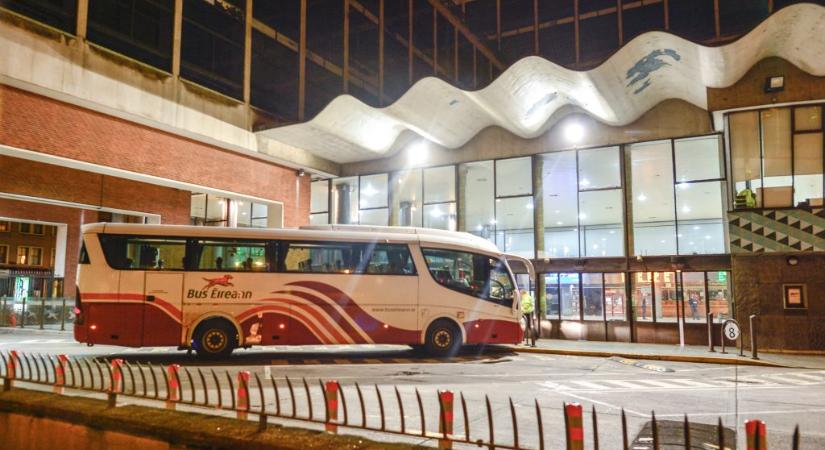 Ellopott egy buszt, mert amelyikkel utazni akart, tele volt