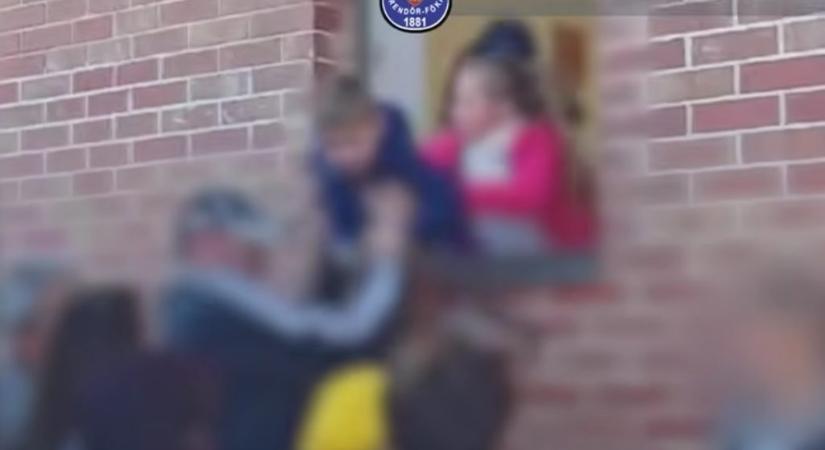 Videón, ahogy ablakon keresztül menekítik ki a gyermekeket a XV. kerületi óvodából, miközben az udvaron van a késes behatoló