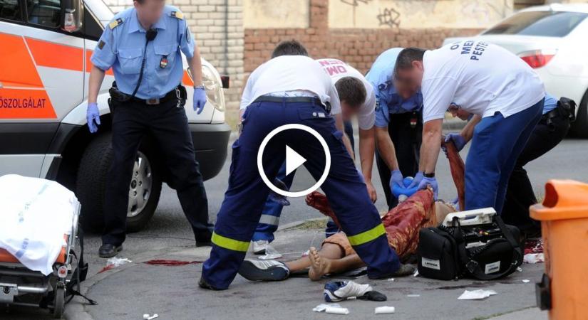 Videón, ahogy menekítik a gyerekeket a budapesti óvodából, ahová behatolt egy késsel fenyegetőző férfi