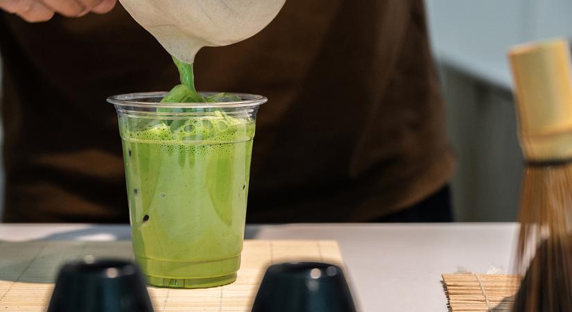 Kifogy a világ a matchából – a japán termelők már nem győzik a TikTok-trendet