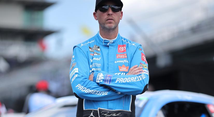 A pályán óriási vereséget szenvedett, azon kívül viszont betegre nyeri magát Denny Hamlin