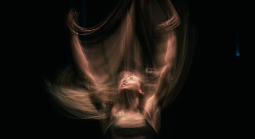 Félúton színház és cirkusz között, karnyújtásnyira az istenektől – ilyennek láttuk a Walk My World-öt