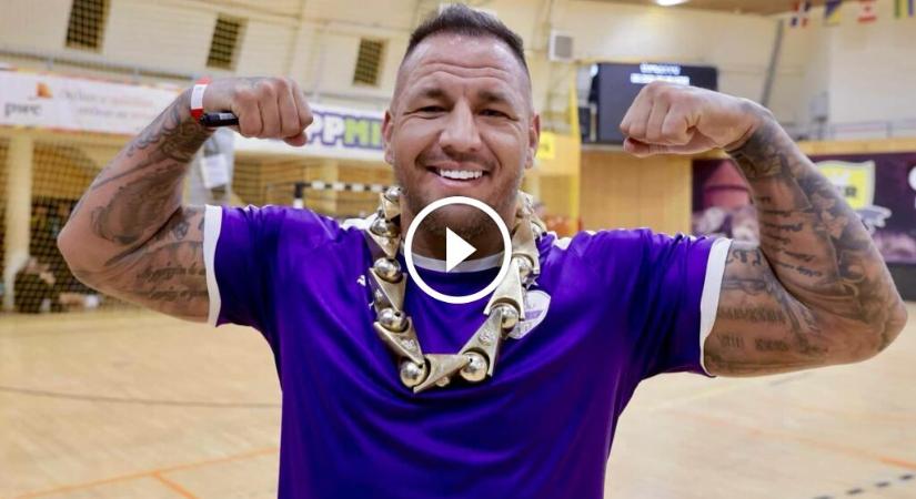 Curtis bocsánatot kért a szurkolótól, akit megütött egy focitornán, majd alkoholistának nevezte