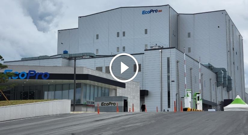 Súlyos anyag szabadult el Debrecenben – 60 kg lítium‑hidroxid szivárgott ki a katódgyárból