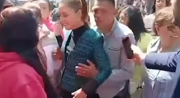 Az utcán fogta meg egy férfi a mexikói elnök mellét, majd megpróbálta megcsókolni