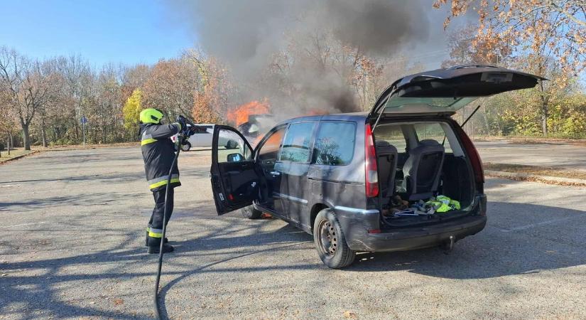 Lángra kapott egy autó motortere Balatonfüreden ( galéria)