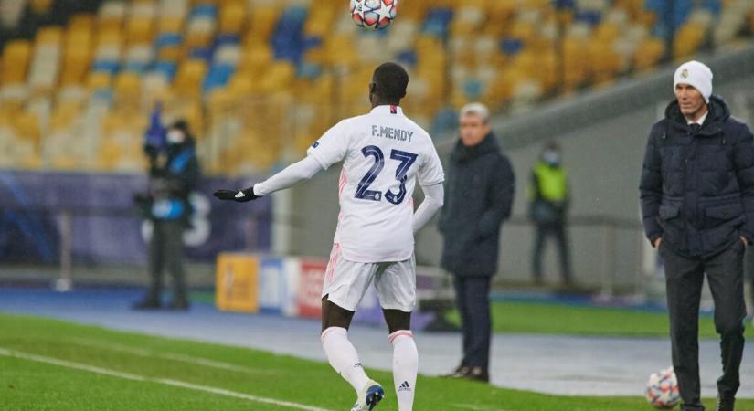 Kissé hihetetlen, de a Real Madrid sztárja az ősi riválishoz igazolhat