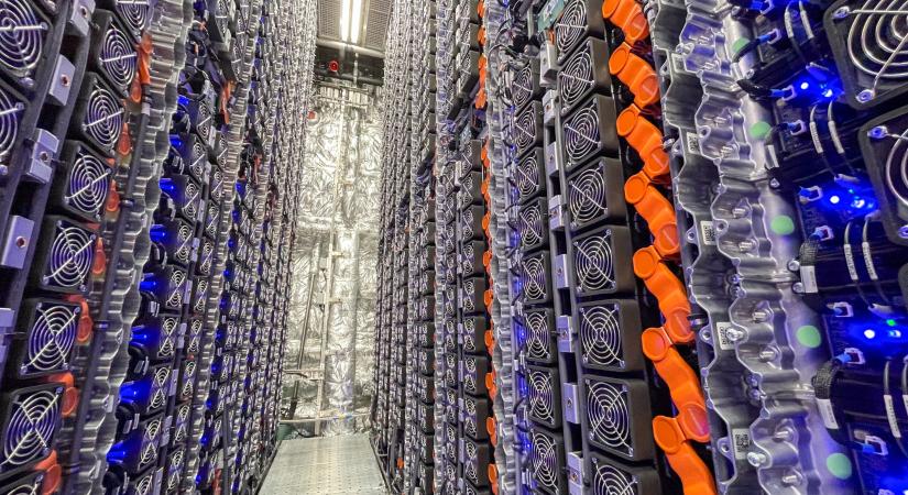 A plafonig sorakozik az 5000 akkumulátor a világ legnagyobb elektromos hajóján