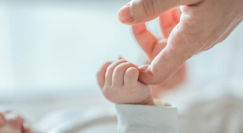 Előrehozott karácsonyt ünnepelt kisfiával a halálos rákbeteg 33 éves édesapa