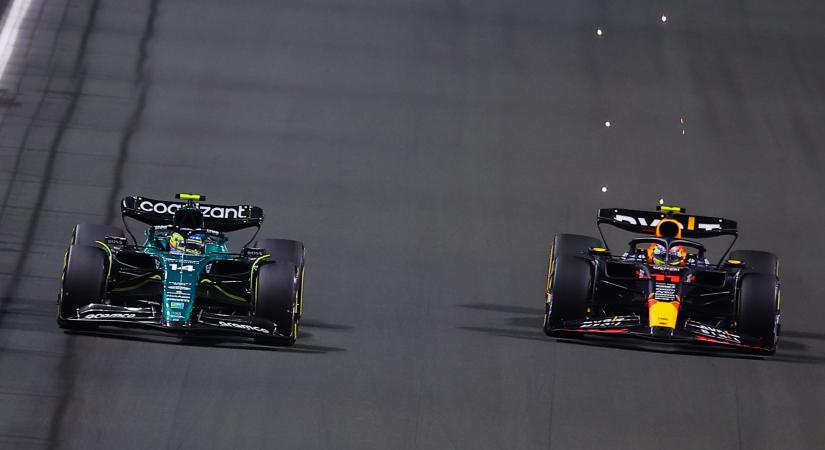 Így néz ki célfotón 53 ezredmásodperc különbség Alonso és Pérez befutójánál