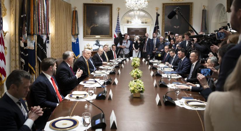 Orbán viccesen elkérte Trumptól a Fehér Ház szóvivőjét, miután az „helyrerakta” az újságírókat