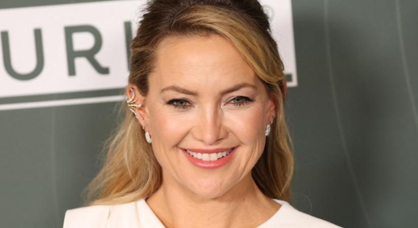 A szín, amit soha senki nem mert volna bevállalni – Kate Hudson konyhája a vízfelszínt idézi