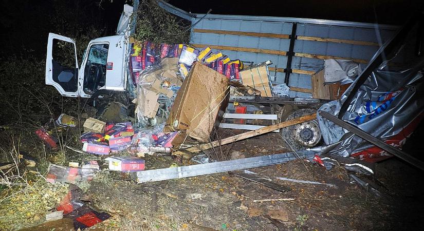 Mindent beborított a rakomány: olajszállító balesetezett Csongrádnál – galériával