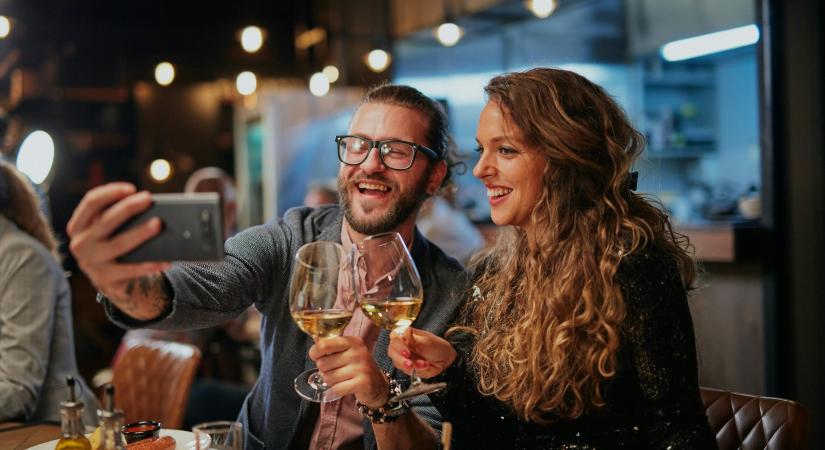 „A térdrögzítőm miatt azt mondta, rokkant vagyok” – Történetek randiölő beszólásokról