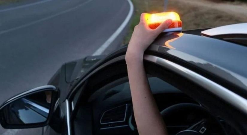 Változás jön a kötelező felszereltségben januártól – Ha lerobban a kocsid, ilyen vészvillogó legyen nálad (videó)