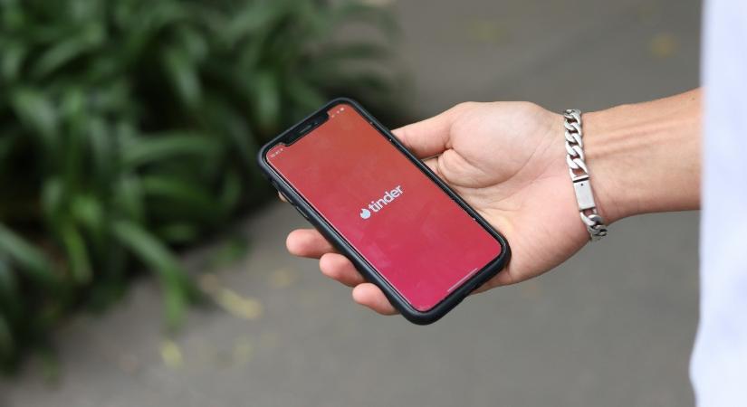 Átkutatná felhasználói telefonját a Tinder – ez az oka