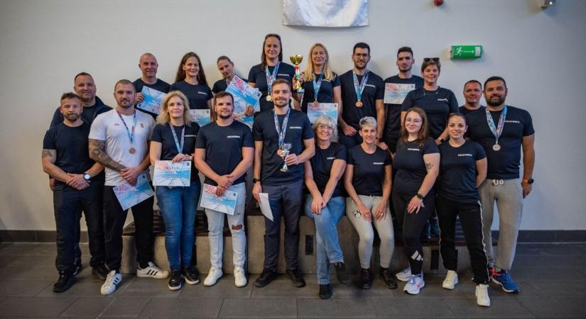 Megyénk rendőrei ismét bizonyítottak – ezúttal a medencében törtek az élre