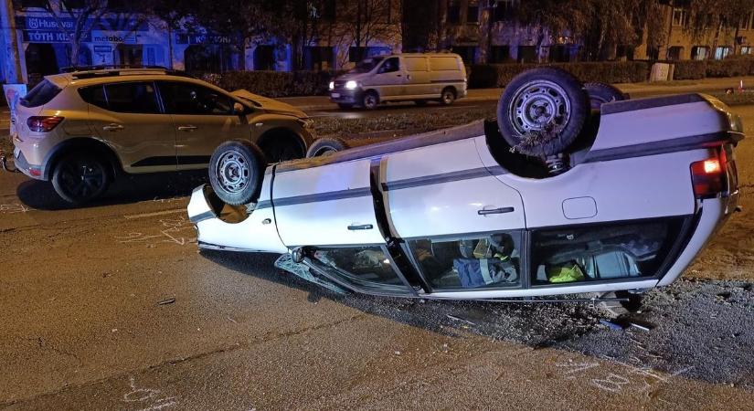 Egy gyerek is megsérült a négyes karambolban Nyíregyházán (fotók, videó)