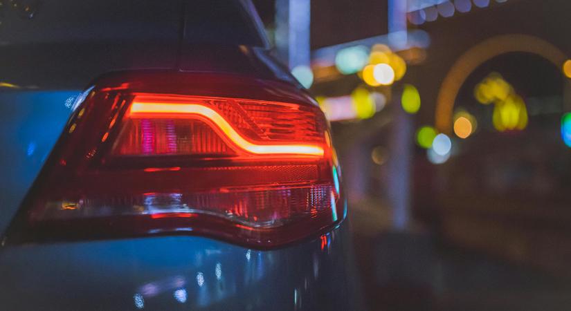 Nem hozta be az ígért autót, hanem eltette a pénzt – vádat emeltek ellene