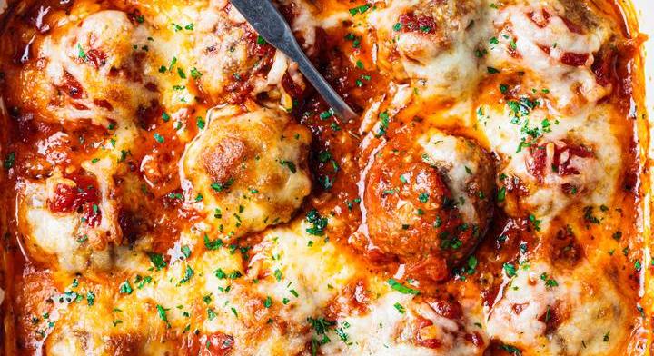 Tepsis húsgolyó paradicsomszószban: mennyei és egyszerű