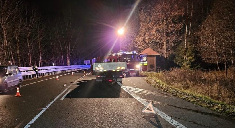 TRAGÉDIA: Út szélén sétáló nőt gázolt halálra egy kamion