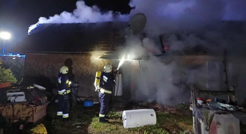 Lángolt az épület a zalai városban, bámulatos fotón a tűzoltói beavatkozás