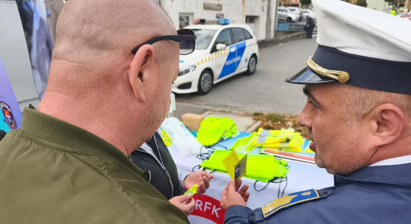 Jól jártak a közlekedők pénteken – nem bírságot, hanem ajándékot osztottak a rendőrök