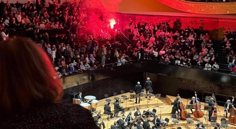 Füstbombák és jelzőrakéták Schiff András koncertjén: négy embert őrizetbe vett a francia rendőrség