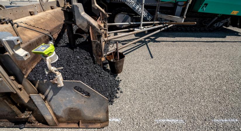 Az Árpád hídnál dolgozik útfelújításon a HE-DO