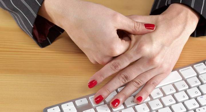 Ez a fájdalmas betegség egyre gyakoribb – ha te is sokat netezel, érinthet