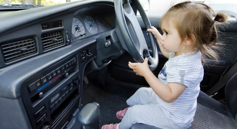 Beindult a kommentcunami: tűzoltóknak kellett kimenteniük a bezárt autóból a kétéves bajkeverőket