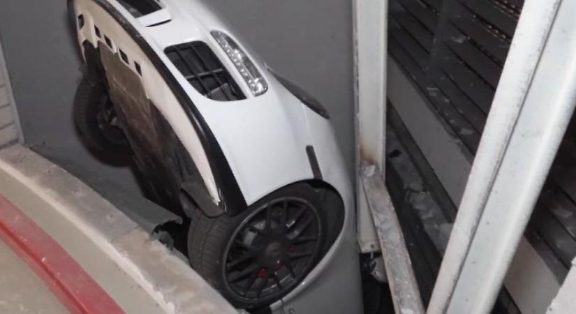 Falat tört a 90 éves sofőr, aknába zuhant a Porschével