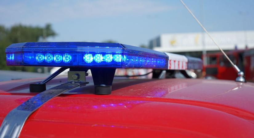 Árokba borult egy kisteherautó, mentő is érkezett a helyszínre