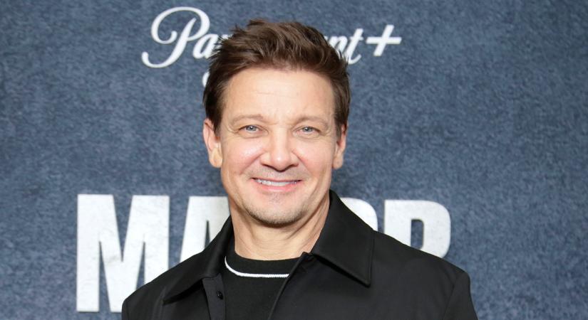 Jeremy Rennert azzal vádolják, hogy pornográf képeket küldött magáról egy kínai kolléganőjének, majd miután számonkérték, megfenyegette, hogy ráhívja a bevándorlási hivatalt