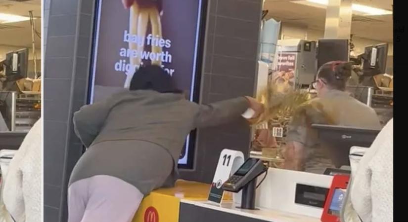 Hozzávágta a forró kávét a McDonald’s dolgozójához, majd elmenekült – videó