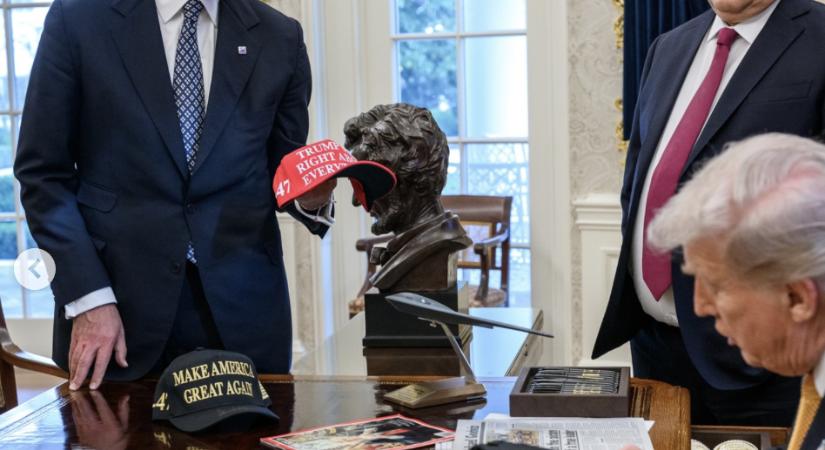 A szuverenista magyar külpolitika tökéletes képe: Orbán és Lázár várja, hogy Trump aláírjon nekik egy „Trumpnak mindenben igaza volt” feliratú sapkát