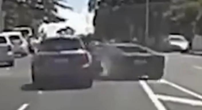 A lehető legrosszabbul sült el az előzés, még a jogsiját is bukhatja