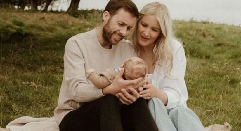 Korai karácsony: újszülött fiával ünnepel a halálos beteg apa, miután megkapta a lesújtó diagnózist