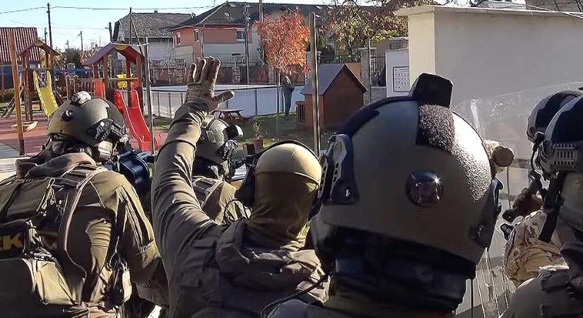 Megrázó videó, ahogyan menekítik a 15. kerületi óvodából a gyereket a késsel hadonászó férfi elől