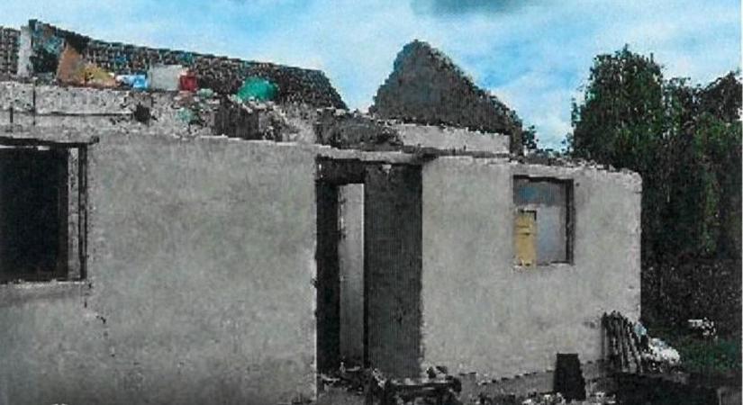 Kilakoltatták, ezért ellopta a ház tetejét: fotókon a fedél hűlt helye