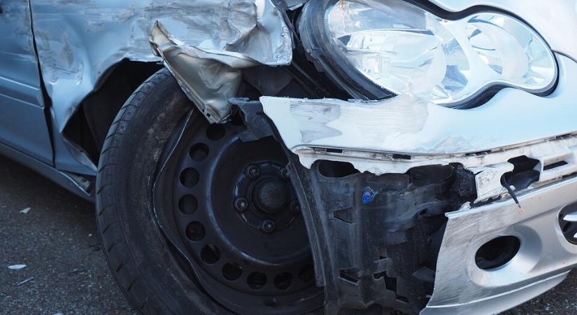 Csodával határos módon úszta meg, hogy egy hídról a vasúti sínekre zuhanjon