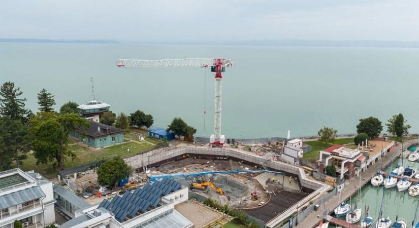 Felülről lefele építik a Balaton új, extravagáns hotelét: mérnöki bravúr kell a part mellett a két emeletnyi mélygarázshoz