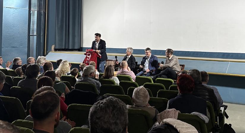 Akit a magyarok és románok is tisztelnek: állva tapsolták a Cristiano Ronaldót is felfedező edzőt és filmjét Debrecenben