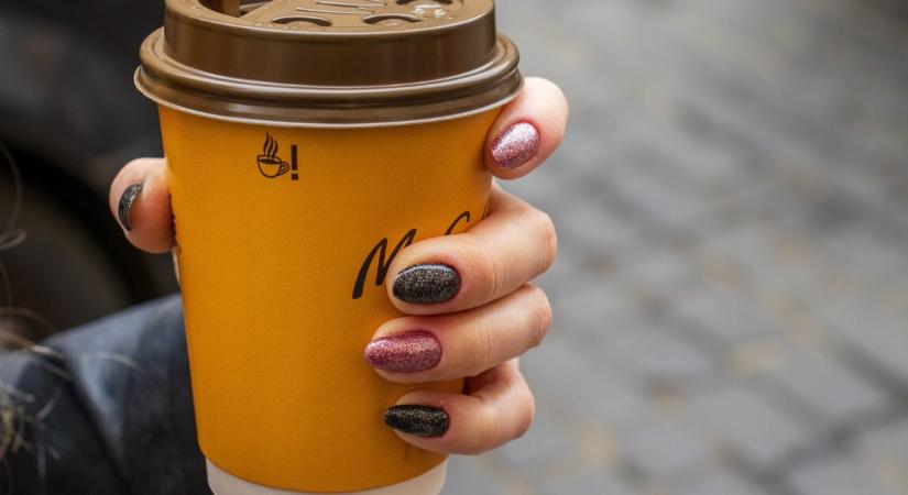 Megdöbbentő incidens egy McDonald’s-ban – forró kávét öntött a vendég az üzletvezetőre