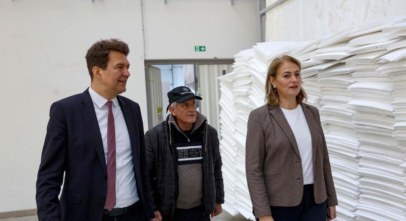 Kormánybiztos kíséretében látogatta meg a dombóvári gyárat dr. Csibi Krisztina (fotók!)